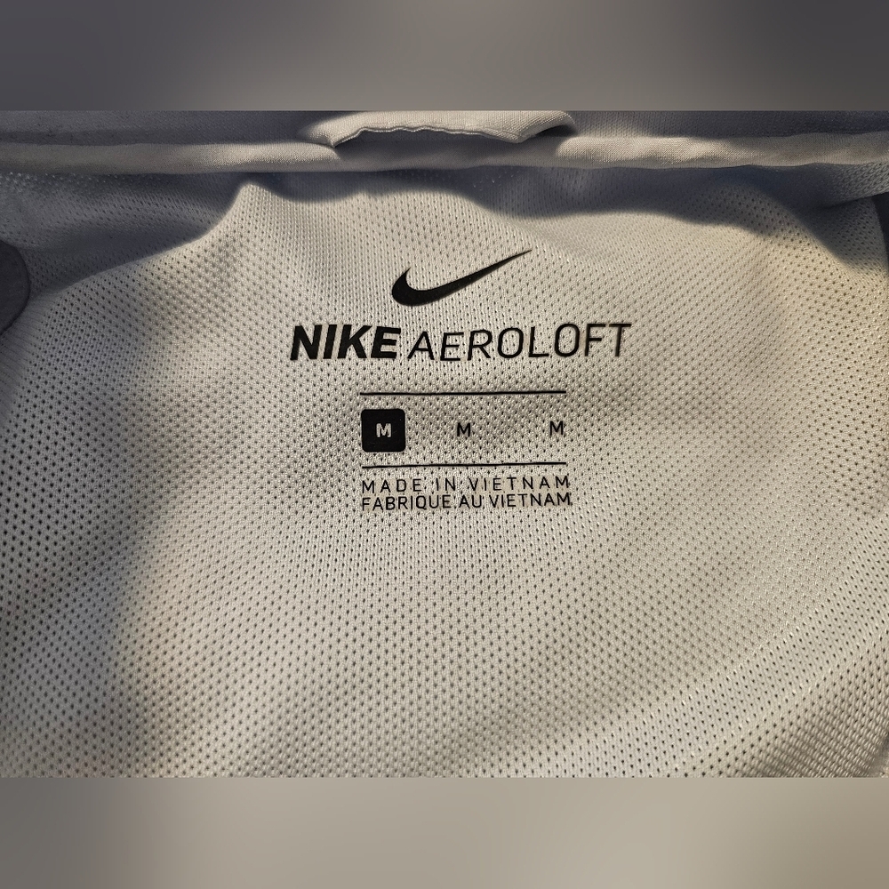 Nike womens Aeroloft jacket in size Medium. LIKE NEW! - Picture 8 of 9